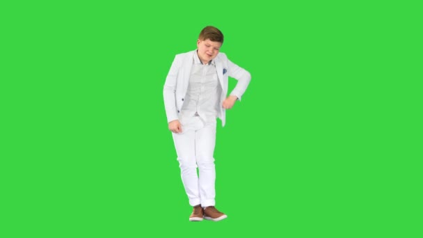 Niño joven en un traje blanco bailando en una pantalla verde, Chroma Key. — Vídeo de stock