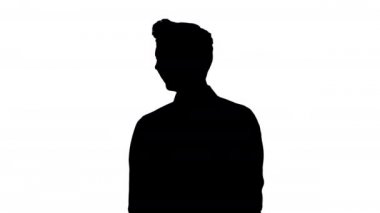 Siluet Yakışıklı genç adam kahkahalarla gülüyor.