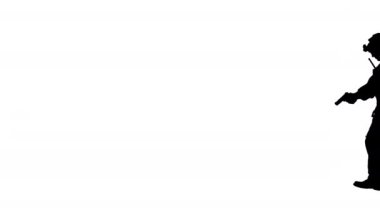 Alfa Kanalı 'nda yürüyen ve silahla nişan alan bir asker.