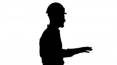 Erkek mimar yürürken bir şeyi açıklıyor, Alfa Kanalı.