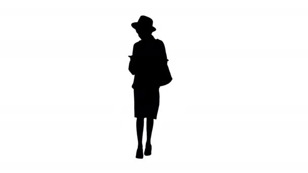 Elegante donna afroamericana in maglieria e cappello utilizzando il telefono mentre cammina, Alpha Channel — Video Stock