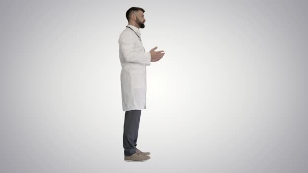 Médecin confiant parlant à quelqu'un sur fond de gradient. — Video