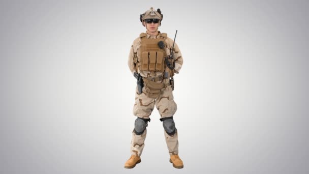 US Military Soldier in Uniform Rapporter om lutning bakgrund. — Stockvideo