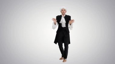 Mozart gibi giyinmiş bir adam gradyan arkaplandaki kameraya bakarken orkestra şefliğini etkileyici bir şekilde bitirir..