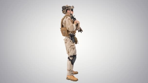 Στρατιώτης με πολυβόλο στέκεται σε επίπεδο φόντο. — Αρχείο Βίντεο