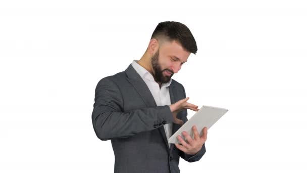 하얀 배경에 수염이서 있고 태블릿 컴퓨터를 사용하고 있는 사업가를 화나게 하다. — 비디오