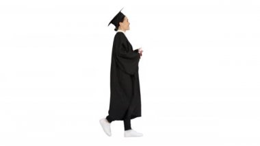 Mezuniyet cüppeli mutlu bayan öğrenci beyaz arka planda diplomasıyla yürüyor ve tezahürat yapıyor..