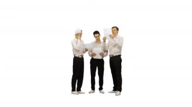 Benzer giyinmiş üç adam bir belgeyi okurken bir tanesi beyaz arka planda bacaklarını açıyor..