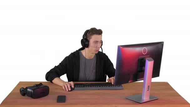 Joueur professionnel joue jeu vidéo sur son ordinateur et de commenter son flux sur fond blanc. — Video