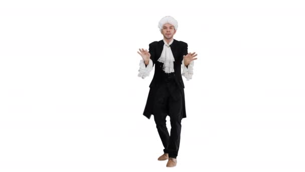 Hombre vestido como Mozart terminando expresivamente la conducción mientras mira a la cámara en el fondo blanco. — Vídeos de Stock