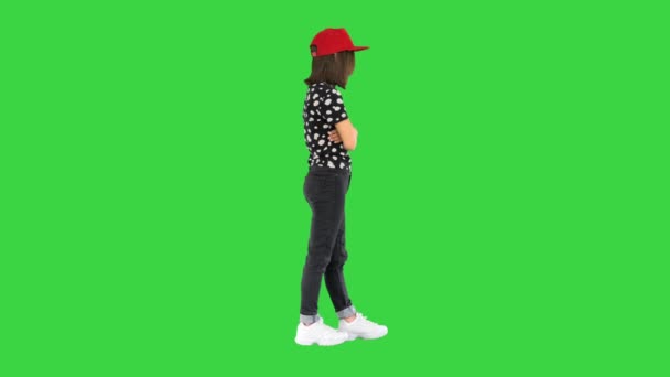 Ασιατική κοπέλα σε casual outfit στέκεται με διπλωμένα χέρια σε μια πράσινη οθόνη, Chroma Key. — Αρχείο Βίντεο