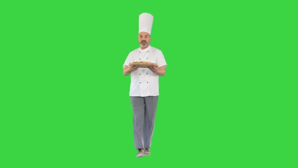 Férfi séf fut, és tartja a pizza egy zöld képernyőn, Chroma Key. — Stock videók