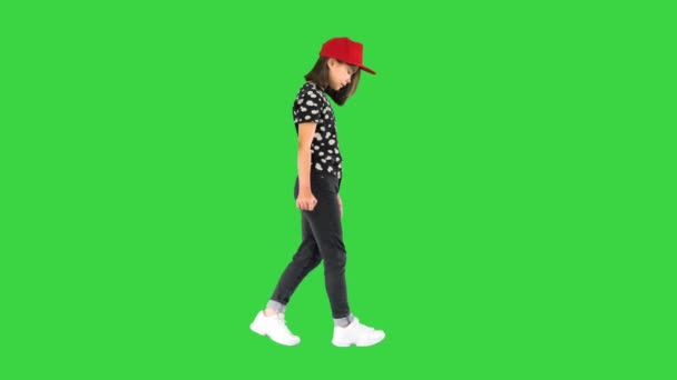Słodkie Azji dziewczyna chodzenie i patrząc na jej stopy na zielony ekran, klucz Chroma. — Wideo stockowe