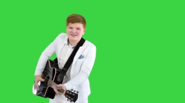 Çocuk Elvis 'in yeşil ekrandaki gitarı gibi hareket ediyor, Chroma Key.