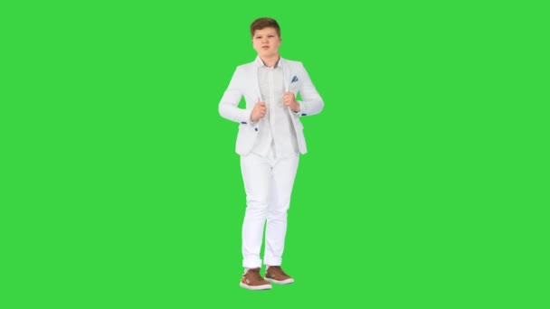 Adolescente con un traje blanco posando en una pantalla verde, Chroma Key. — Vídeos de Stock
