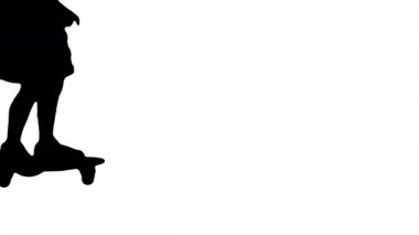 Siluet okulundaki kız kaykaya biniyor.