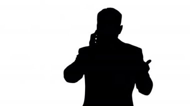 Sakallı bir iş adamı ciddi bir telefon görüşmesi yapıyor, Alfa Kanalı.