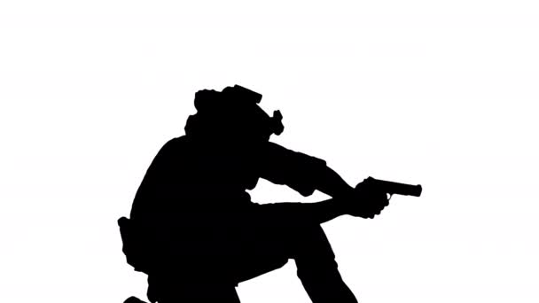 Στρατιώτης πυροβολεί από το πιστόλι κάθεται στο γόνατό του, Alpha Channel — Αρχείο Βίντεο