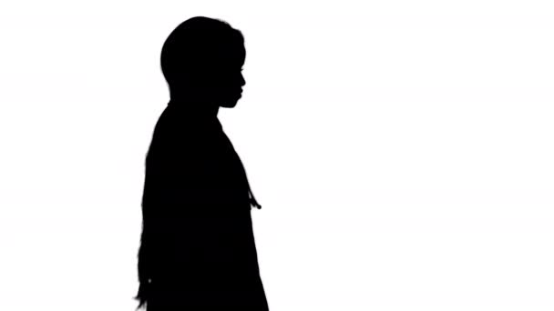 슬픈 아프리카계 미국인 여성 의사, 그녀의 주머니에 손을 들고 걸어 알파 채널 — 비디오