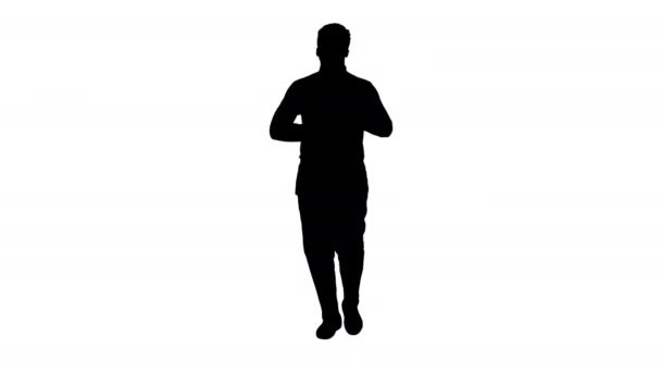 걸으면서 회색 옷을 입고 안경을 쓴 실루엣 영아 프리칸 미국인 남자. — 비디오