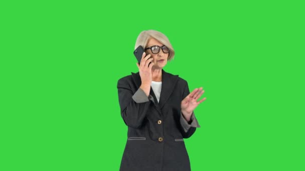 Stilvolle konzentriert beschäftigt grauhaarige Dame ceo Chef Chef Aufruf auf einem Green Screen, Chroma Key. — Stockvideo