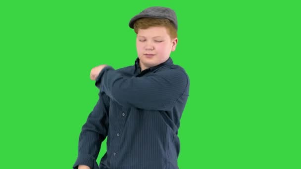 Glücklicher stilvoller Junge tanzt auf einem Green Screen, Chroma Key. — Stockvideo