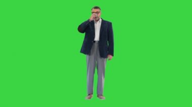 Yakışıklı, sakallı, takım elbiseli, yeşil ekranda viski yudumlayan, Chroma Key..