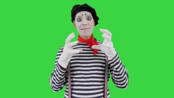 Mime artista segurando bola imaginária em uma tela verde, Chroma Key. — Vídeo de Stock