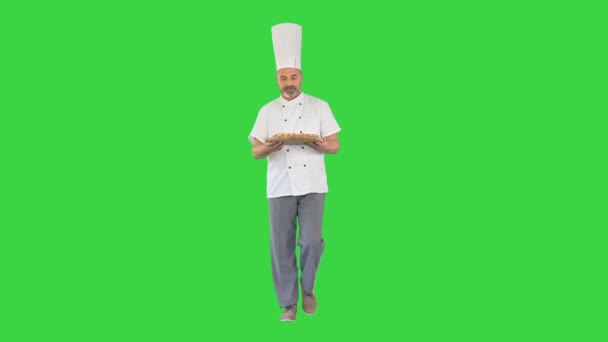 高级厨师手拿着比萨饼在绿色屏幕上走着，铬钥匙. — 图库视频影像