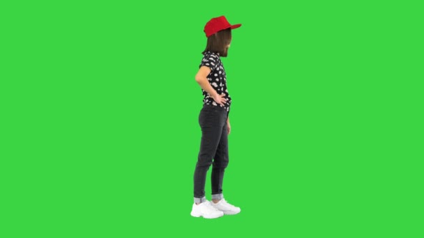 Νεαρή Ασιάτισσα ποζάρει στην κάμερα σε μια πράσινη οθόνη, Chroma Key. — Αρχείο Βίντεο