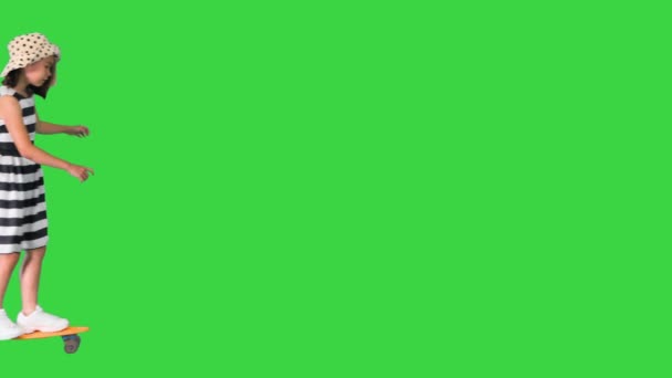 Niña feliz montando un monopatín en una pantalla verde, Chroma Key. — Vídeos de Stock