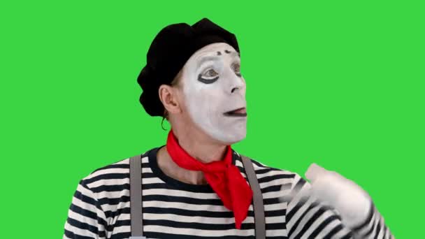 Mime artysta posiadający wyimaginowane balony i latający na zielonym ekranie, Chroma Key. — Wideo stockowe