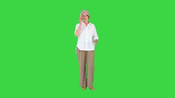 Улыбающаяся старушка в очках на зеленом экране, ключ хромы. — стоковое видео