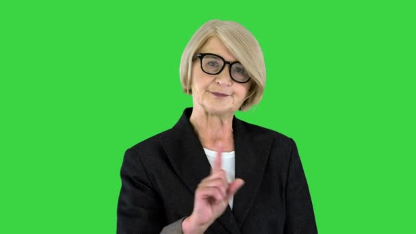 Strikt lärare som uttrycker sitt missnöje viftar med fingret på en grön skärm, Chroma Key. — Stockvideo