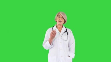 Doktor hanımefendiyi Yeşil Ekran, Krom Anahtar 'da kamerayla konuşurken taşımak bir zevkti..
