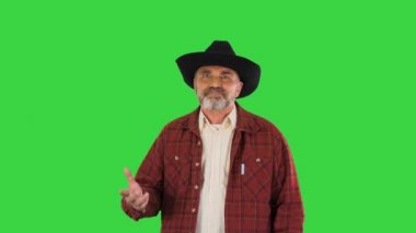 Kovboy şapkalı bir çiftlik sahibi yeşil ekranda bir hikaye anlatıyor, Chroma Key..