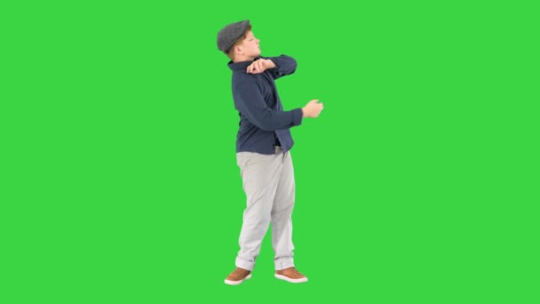 Joyeux garçon élégant qui danse cool sur un écran vert, Chroma Key. — Video