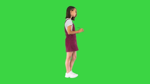 Güneş gözlüklü şirin Asyalı kız Yeşil Ekran 'da poz veriyor, Chroma Key. — Stok video