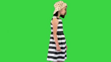 Yeşil Ekranda kaykay süren mutlu küçük kız, Chroma Key.
