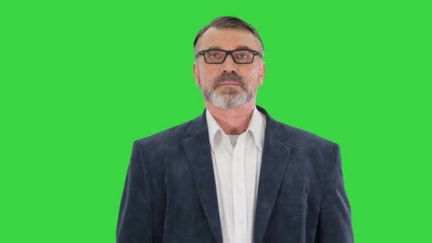 Érett sikeres üzletember séta a zöld képernyőn, Chroma Key. — Stock videók