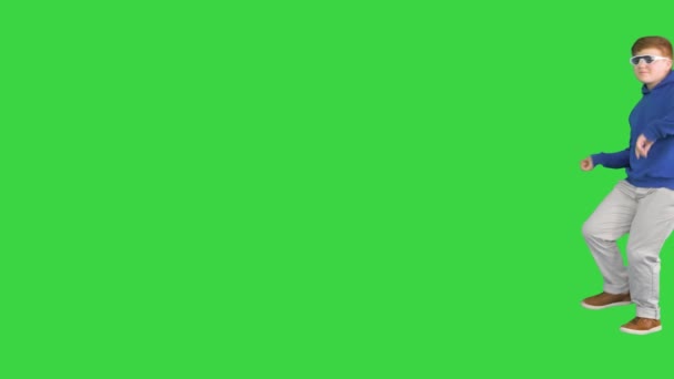 Niño adolescente caminando y bailando en una pantalla verde, Chroma Key. — Vídeos de Stock