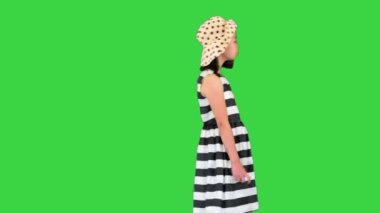 Güzel Asyalı kız yeşil ekranda yürüyor, Chroma Key.