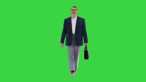 高級ビジネスマン歩くとブリーフケースで緑の画面,クロマキー. — ストック動画