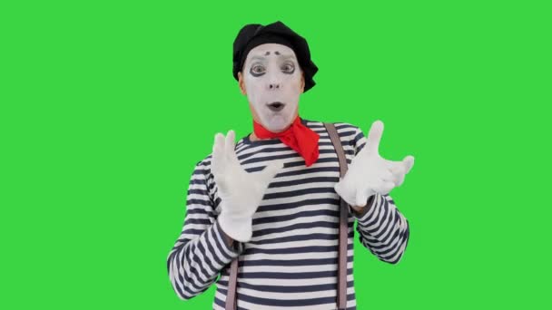 Mime-Künstler bläst imaginären Ballon auf Green Screen, Chroma Key. — Stockvideo