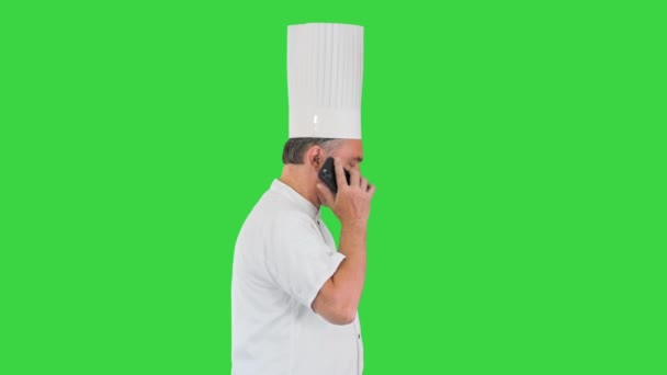 Γενειοφόρος άνθρωπος μάγειρας περπάτημα και τη χρήση του κινητού τηλεφώνου σε μια πράσινη οθόνη, Chroma κλειδί. — Αρχείο Βίντεο