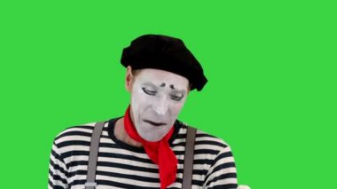 Yeşil Ekran 'da hayali akıllı telefon kullanan komik pandomimci, Chroma Key.