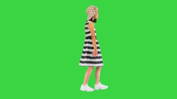 Девушка в раздевалке и летней шляпе, шагающая по зеленому экрану, Chroma Key. — стоковое видео