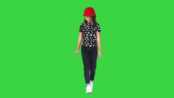 Linda chica asiática caminando y mirando sus pies en una pantalla verde, Chroma Key. — Vídeo de stock