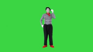 Yeşil Ekran 'da hayali bir telefonla konuşan pandomimci, Chroma Key.