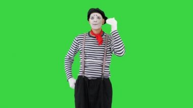 Yeşil Ekran 'da hayali bir telefonla konuşan pandomimci, Chroma Key.